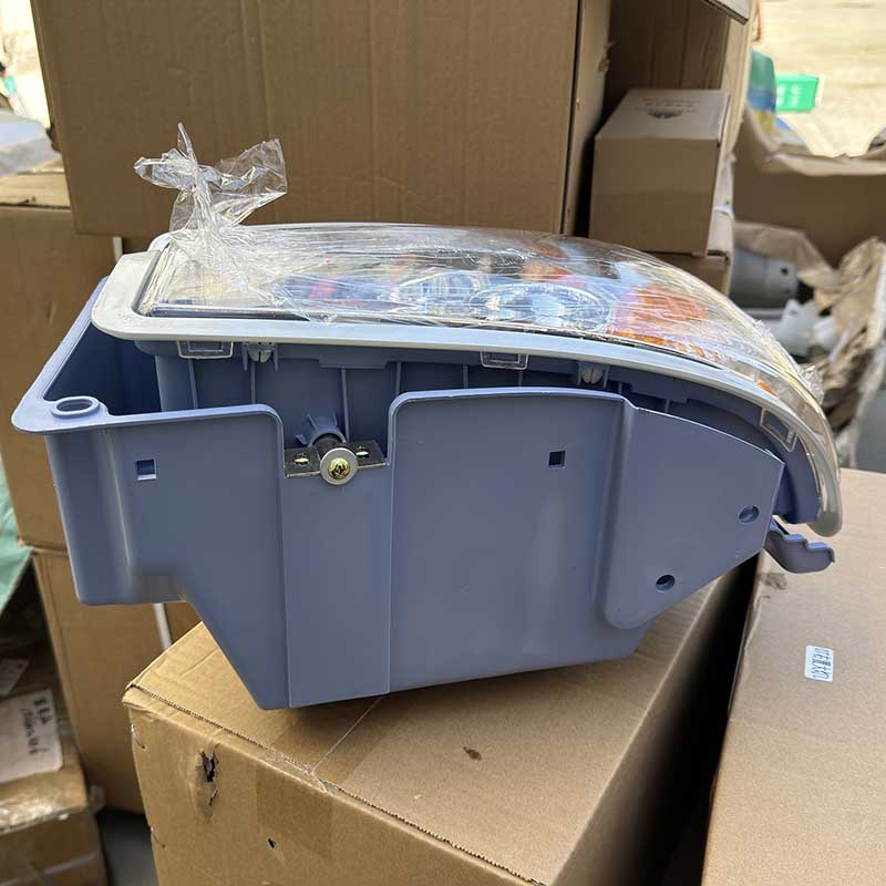 Faros delanteros Howo.jpg Faros delanteros Howo.jpg