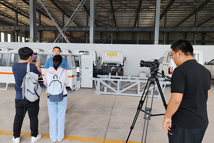 جاء طاقم الراديو إلى شركتنا لإجراء مقابلة حصرية.jpg جاء طاقم الراديو إلى شركتنا لإجراء مقابلة حصرية.jpg