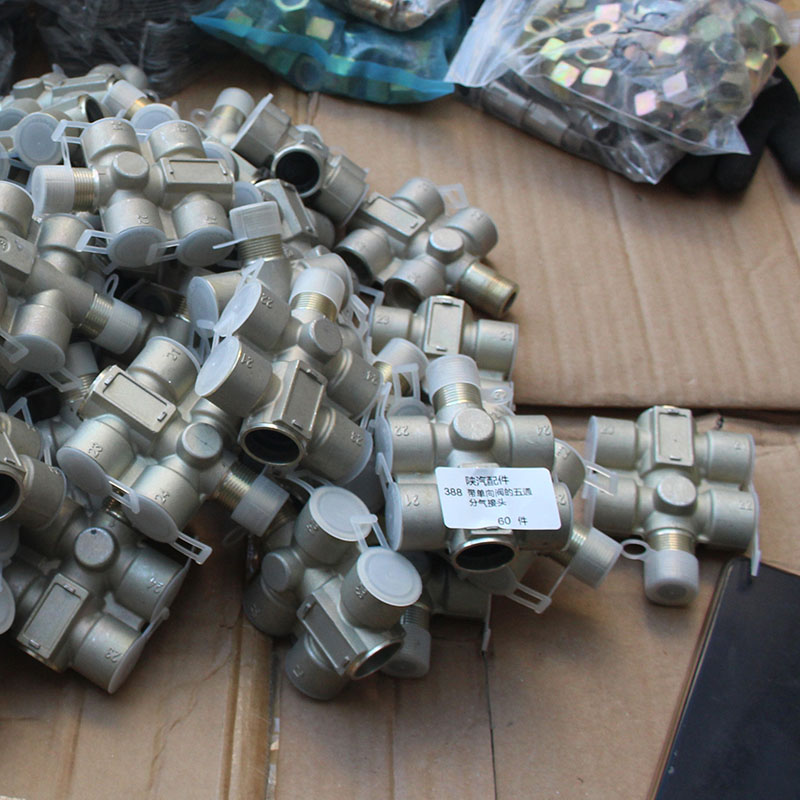 Accesorios para automóviles Shaanxi con junta de distribución de aire de cinco vías con válvula unidireccional.jpg Accesorios para automóviles Shaanxi con junta de distribución de aire de cinco vías con válvula unidireccional.jpg