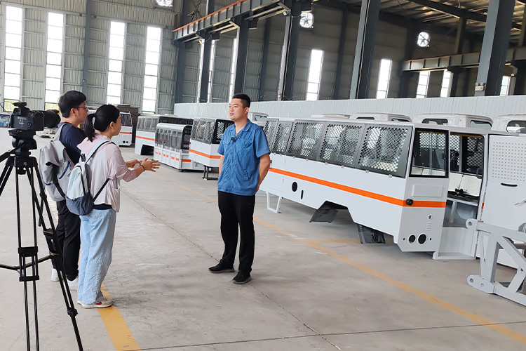 جاء طاقم الراديو إلى شركتنا لإجراء مقابلة حصرية.jpg جاء طاقم الراديو إلى شركتنا لإجراء مقابلة حصرية.jpg