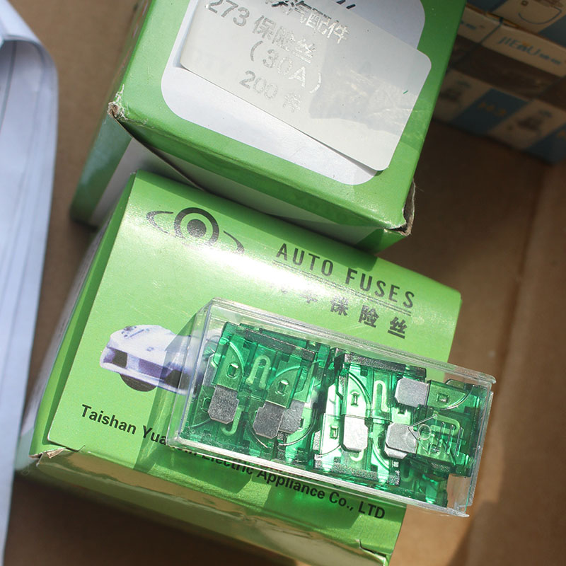 Fusible de accesorios para automóviles de Shaanxi (30A).jpg Fusible de accesorios para automóviles de Shaanxi (30A).jpg