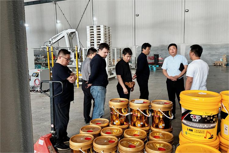 Nuestro Departamento de Comercio Exterior tiene el honor de dar la bienvenida a amigos extranjeros para que nos visiten hoy.jpg Nuestro Departamento de Comercio Exterior tiene el honor de dar la bienvenida a amigos extranjeros para que nos visiten hoy.jpg