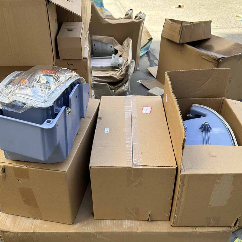 Faros delanteros Howo.jpg Faros delanteros Howo.jpg