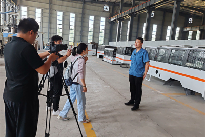 El personal de radio vino a nuestra empresa para una entrevista exclusiva