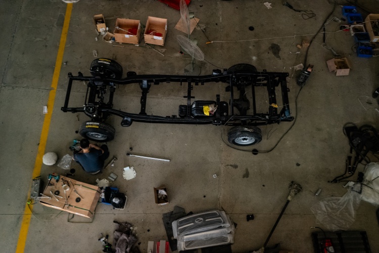 Sitio de ensamblaje de bastidor de camioneta pickup diésel con tracción en las cuatro ruedas.jpg Sitio de ensamblaje de bastidor de camioneta pickup diésel con tracción en las cuatro ruedas.jpg