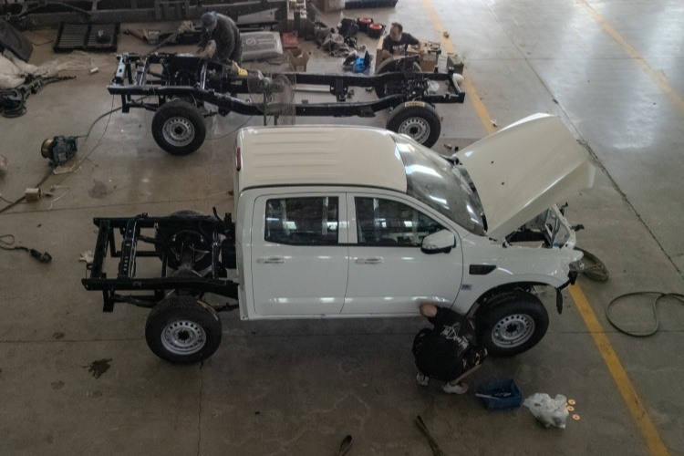 Sitio de ensamblaje de bastidor de camioneta pickup diésel con tracción en las cuatro ruedas.jpg Sitio de ensamblaje de bastidor de camioneta pickup diésel con tracción en las cuatro ruedas.jpg