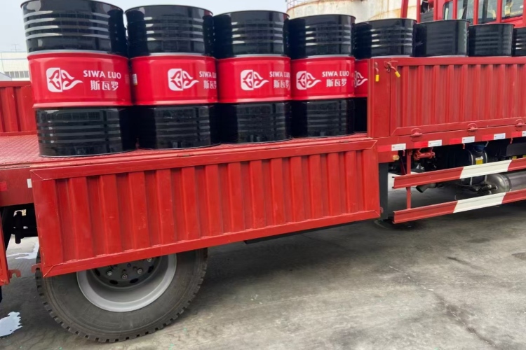 Hoje, a operação de embalagem de óleo lubrificante está sendo realizada de maneira ordenada, ajudando no progresso constante do desenvolvimento industrial.jpg Hoje, a operação de embalagem de óleo lubrificante está sendo realizada de maneira ordenada, ajudando no progresso constante do desenvolvimento industrial.jpg