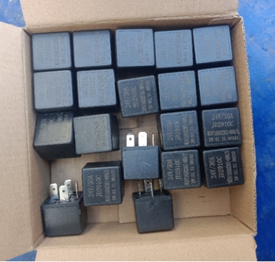 Relé de accesorios del motor.jpg Relé de accesorios del motor.jpg