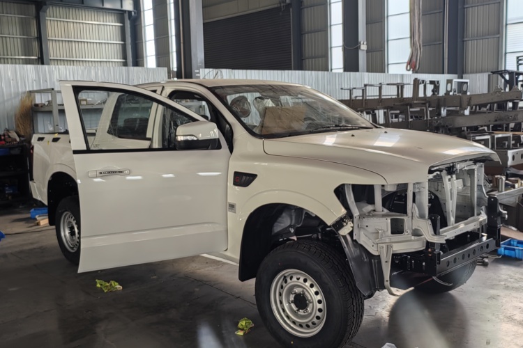 Hoje, uma caminhonete especial à prova de explosão com tração nas quatro rodas e cinco lugares está prestes a ser enviada.jpg Hoje, uma caminhonete especial à prova de explosão com tração nas quatro rodas e cinco lugares está prestes a ser enviada.jpg