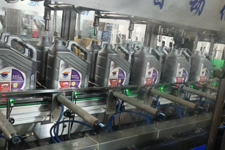 Nuestro aceite lubricante se procesa y produce cuidadosamente, y vale la pena esperar su extraordinaria calidad..jpg Nuestro aceite lubricante se procesa y produce cuidadosamente, y vale la pena esperar su extraordinaria calidad..jpg