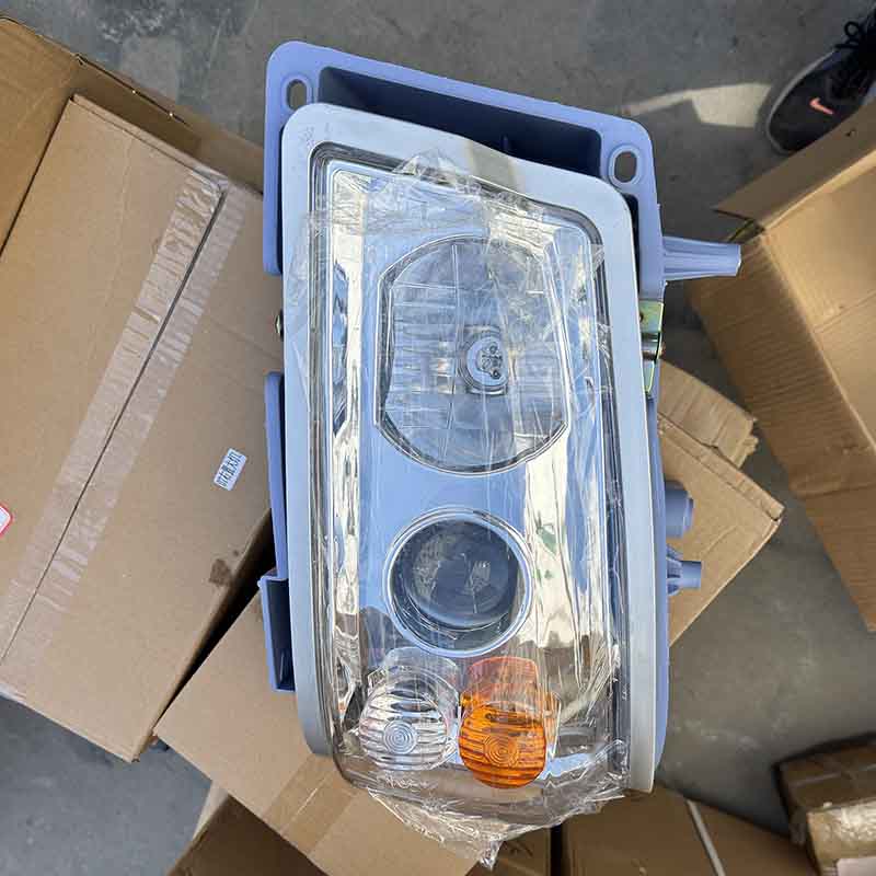 Faros delanteros Howo.jpg Faros delanteros Howo.jpg
