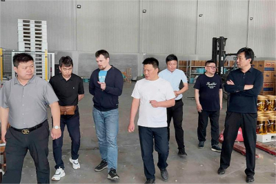 Nuestro Departamento de Comercio Exterior tiene el honor de dar la bienvenida a amigos extranjeros para que nos visiten hoy