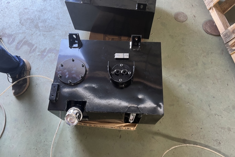 Nuestra empresa recibió la solicitud de un cliente para personalizar los tanques de combustible y completó con éxito la producción de prueba el 25 de junio de 2024.jpg Nuestra empresa recibió la solicitud de un cliente para personalizar los tanques de combustible y completó con éxito la producción de prueba el 25 de junio de 2024.jpg