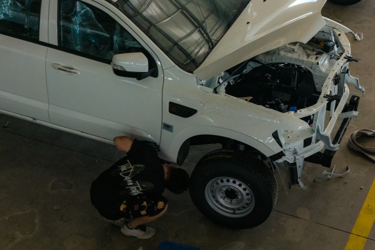 Sitio de ensamblaje de bastidor de camioneta pickup diésel con tracción en las cuatro ruedas.jpg Sitio de ensamblaje de bastidor de camioneta pickup diésel con tracción en las cuatro ruedas.jpg