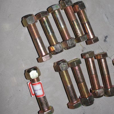 Болт верхнего упорного стержня