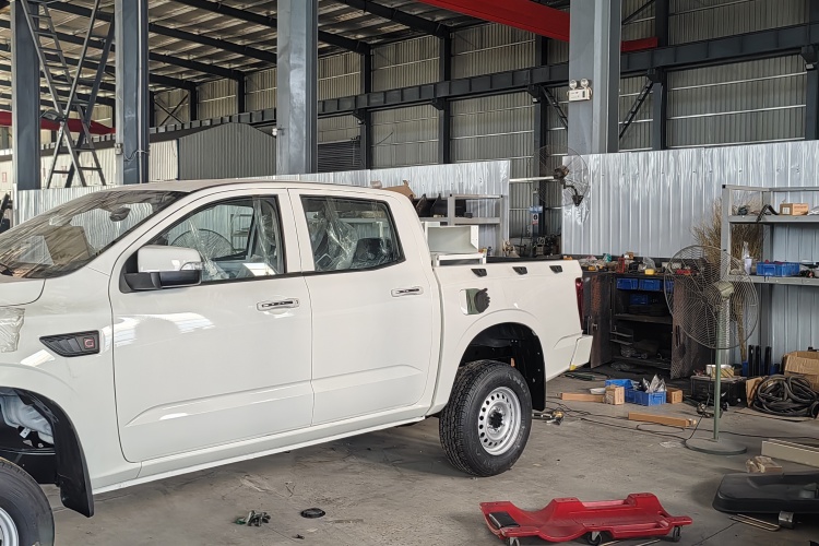 Hoje, uma caminhonete especial à prova de explosão com tração nas quatro rodas e cinco lugares está prestes a ser enviada.jpg Hoje, uma caminhonete especial à prova de explosão com tração nas quatro rodas e cinco lugares está prestes a ser enviada.jpg